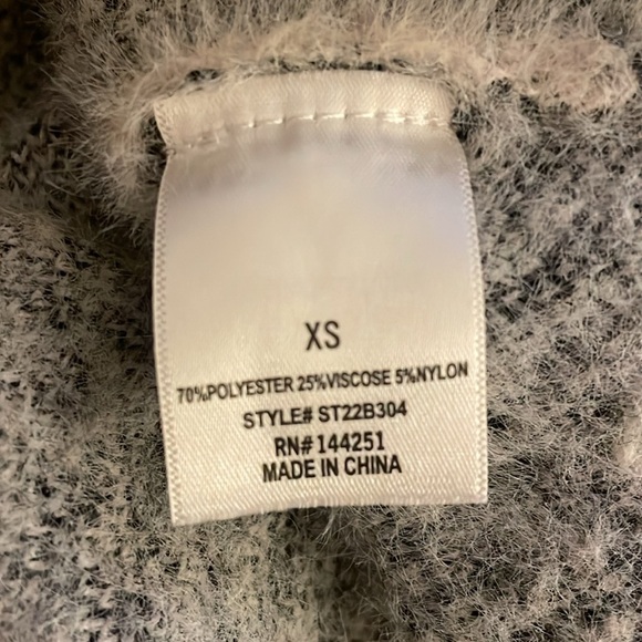 Alya Francesca's Fuzzy Grey Buffalo Plaid Check V-Neck Cropped Sweater Women XS - Picture 5 of 6